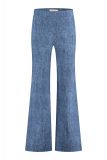 Travelbroek van het merk Studio Anneloes met rechte pijp, steekzakken voor, paspelzakken aan de achterkant en een elastieken tailleband in de kleur mid jeans.