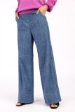 Jeans look broek van travelstof met steekzakken en wijde pijp van het merk Studio Anneloes.
