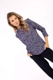 Multi color shirt van travelkwaliteit met 3/4 mouwen met schoudervulling en getailleerde fit van het merk Studio Anneloes 