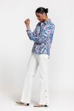 Crepe blouse met multi colour print, blinde knopenlijst en plooien op het rugpand van het merk Studio Anneloes.