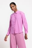 Roze blouse van travelkwaliteit met regular fit en knopenlijst met roze knoopjes en lange mouwen van het merk Studio Anneloes.