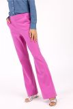 Roze broek met flare pijpen en elastieken tailleband van het merk Studio Anneloes.
