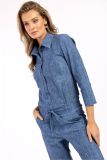 Jeans look travel jumpsuit met knopenlijst, klassieke kraag en brede omslag bij de broekspijp van het merk Studio Anneloes in de kleur mid jeans.