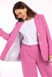 Mooie tweed blazer met reverskraag, schoudervulling en knoopsluiting van het merk Studio Anneloes in licht roze.