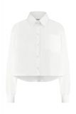 Korte witte blouse met lange mouwen met manchetten en borstzakje van het merk Studio Anneloes.