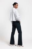 Cropped blouse met geplooide achterpand en lange mouwen met manchetten van het merk Studio Anneloes in de kleur wit.