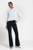 Witte blouse met borszakje en lange mouwen van het merk Studio Anneloes.