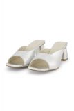 Sandalen met vierkante neus en blokhak van het merk Studio Anneloes in de kleur zilver.