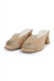 Sandalen met vierkante neus en blokhak van het merk Studio Anneloes in de kleur camel.