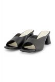 Sandalen met vierkante neus en blokhak van het merk Studio Anneloes in de kleur zwart.
