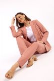 Mooie blazer van travelstof met dubbele knoopsluiting en splitjes bij de mouwen van het merk Studio Anneloes in de kleur dusty pink.