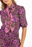 Travel jumpsuit met print van het merk Studio Anneloes met korte mouw, hoge hals met strikdetail, knoopsluiting en rechte pijp in de kleur dark blue/dusty pink.