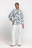 Flairtrousers met knoop/ritssluiting, sierknopen en steekzakken van het merk Studio Anneloes in de kleur off white.