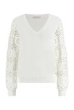 Fijnbrei trui met gehaakte mouwen met boorden en V-hals van het merk Studio Anneloes in de kleur off white.