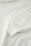 Crochet trui met brede V-hals, gehaakte details en regular fit van het merk Studio Anneloes in de kleur off white.