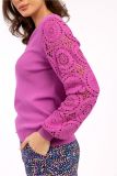 Crochet trui met brede V-hals, gehaakte details en regular fit van het merk Studio Anneloes in de kleur roze.