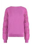 Pullover met crochet mouwen met boorden en V-hals van het merk Studio Anneloes in de kleur dark pink.