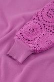 Donker roze fijnbrei trui met gehaakte mouwen met boorden en V-hals van het merk Studio Anneloes.