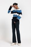Korte gebruide trui met zigzag print en lange mouwen van het merk Studio Anneloes in de kleur blauw.