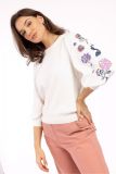 Pullover met lange, wijde mouwen met bloemen van pailletten en ronde hals van het merk Studio Anneloes in de kleur off white.