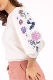 Trui met plooien op de schouder, lange mouwen met sierlijke bloemen van gekleurde pailletjes en regular fit van het merk Studio Anneloes in de kleur off white.