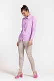 Licht roze blouse van travelkwaliteit met knopenlijst en lange mouwen zonder manchetten van het merk Studio Anneloes.