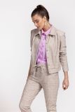 Licht roze / lila blouse van travelstof met knopenlijst, lange mouwen en getailleerde fit van het merk Studio Anneloes.