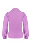 Getailleerde blouse van travelstof met pofmouwen, knopenlijst en recht afsnede aan de onderzijnde van het merk Studio Anneloes in de kleur roze.