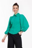 Travel blouse met 3/4 ballonmouwen en getaillerde fit van het merk Studio Anneloes in de kleur smaragd.