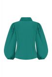 Getailleerde blouse van travelstof met pofmouwen, knopenlijst en recht afsnede aan de onderzijnde van het merk Studio Anneloes in de kleur groen.