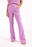 Mooie travelbroek met elastieken tailleband, zakken en flairpijpen van het merk Studio Anneloes in de kleur lila pink.