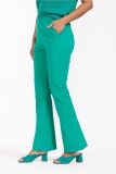 Smaragd groene travelbroek met elastieken tailleband, zakken en flairpijpen van het merk Studio Anneloes.