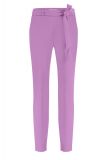 Travelbroek met aangesloten fit, steekzakken en bijpassend strikceintuur van het  merk Studio Anneloes in de kleur lila pink.