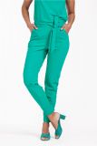 Traveltrousers met aangesloten pasvorm, elastieken tailleband en zakken van het merk Studio Anneloes in de kleur groen.