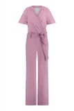 Travel jumpsuit met korte mouwen, overslag, rechte pijpen en strikceintuur van het merk Studio Anneloes in de kleur lila pink/clay.