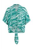 Blouse met korte mouwen, V-hals, tijgerprint en knooplus van het merk Studio Anneloes in de kleuren smaragd / off white.
