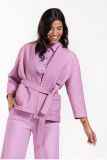 Gevoerd jasje met grote opgestikte zakken, driekwart mouw en strikceintuur voor de getailleerde look van het merk Studio Anneloes in het roze.