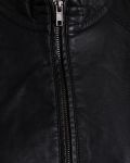 Faux leather jackje met ritssluiting en zakken met ritsjes in de kleur zwart.