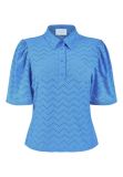 Top van het merk Sisters Point met opengewerkt zigzag patroon en korte geplooide mouwen in de kleur azure blue.