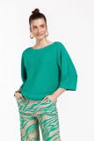 Fijnbrei trui met wijde 3/4 mouw en brede hals van het merk Studio Anneloes in de kleur smaragd.