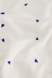 T-Shirt van het mrek Fabienne Chapot met V-hals, korte mouwen en geborduurde hartjes in de kleur wit/blauw.