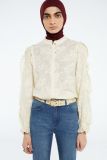 Broderie blouse van het merk Fabienne Chapot met ruches en blinde knoopsluiting in de kleur warm white,