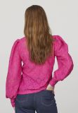 Broderie top met V-hals en lange mouwen van Sisters Point in de kleur wild pink.