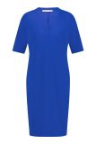 Getailleerde midi jurk van travelstof met ronde hals met V-insnede en steekzakken van het merk Studio Anneloes in de kleur blauw.