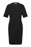 Getailleerde midi jurk van travelstof met ronde hals met V-insnede en steekzakken van het merk Studio Anneloes in de kleur zwart.