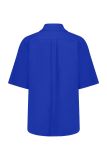 Azuur blauwe blouse van travelstof met korte vlindermouwen en klassieke kraag van het merk Studio Anneloes.