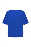 Blauwe top van travelstof met korte mouwen, V-hals en bloesende fit van het merk Studio Anneloes.