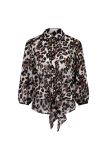 Blouse van het merk Studio Anneloes met blousekraag, mouwen met elastieken boordje, een knoopsluiting en een geknoopt detail aan de onderkant in een all-over leopard print in de kleur kit/bruin.