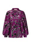 Polyester blouse met print van het merk Studio Anneloes met lange pofmouwen, blinde knoopsluiting en een ronde hals met strikdetail in de kleur zwart/magenta.