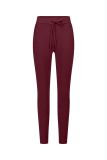 Slimfit travelbroek van het merk Studio Anneloes met drawstring, steekzakken voor en faux paspelzakken aan de achterkant in de kleur merlot.